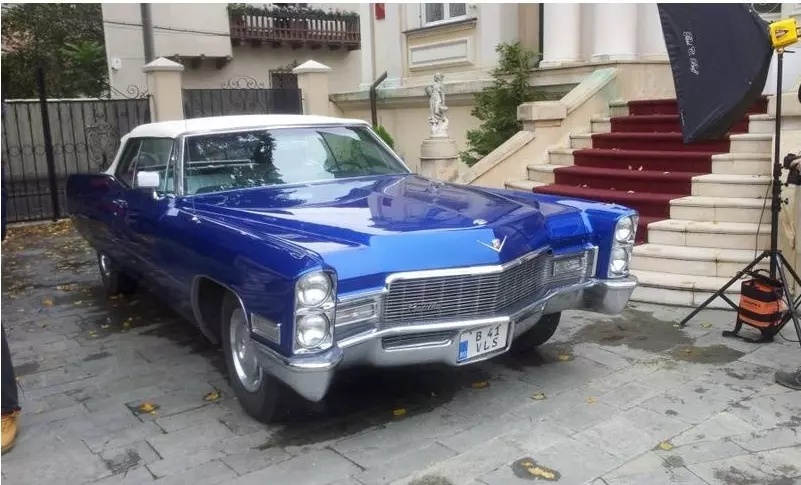 Masini de epoca de inchiriat Cadillac Blue Pearl